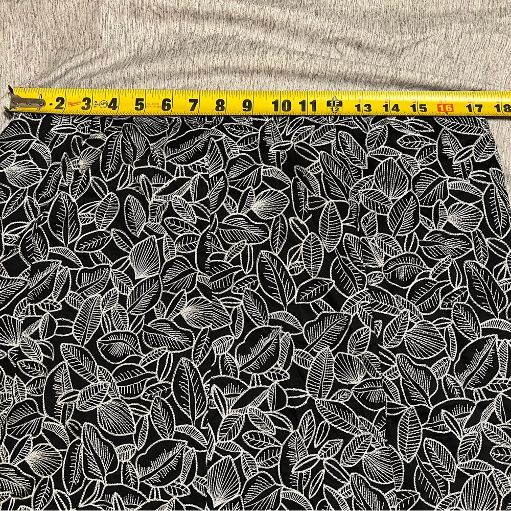 Talbots Black/White A-Line Knee-Length Skirt Floral Leaf Design -Women’s Size 16 - Picture 7 of 8